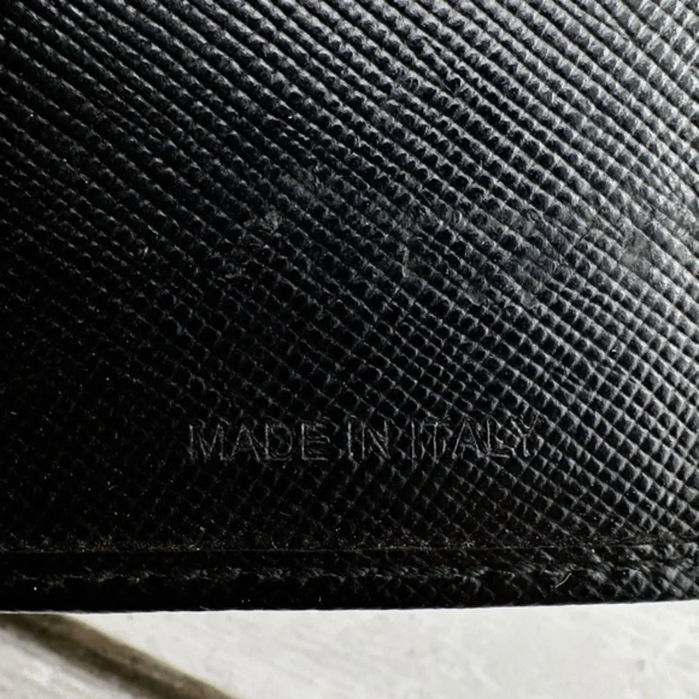 AUTHENTIC Prada Saffiano Metal 6 Key Holder. Black.